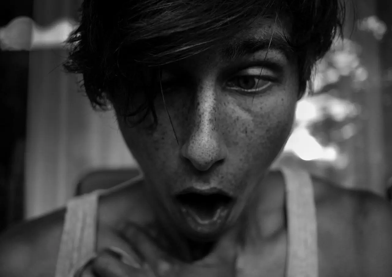 7 undertrøjer mod svedringe under lyse skjorter