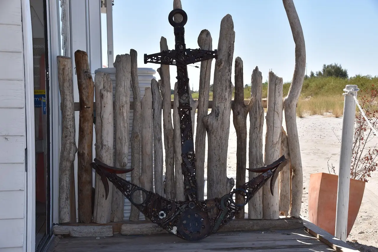 Hvordan opsætter man en tarp i blæst ved kysten?